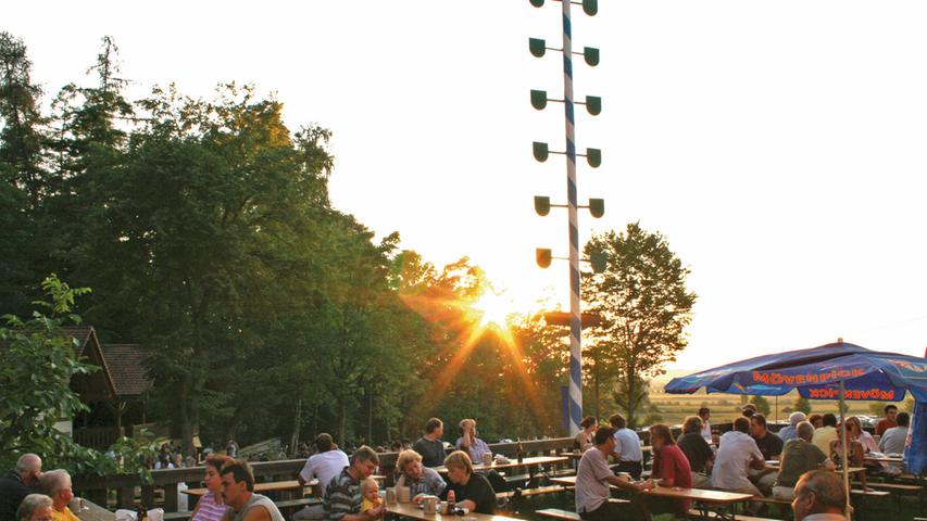 Platz 18 teilen sich der Biergarten "An der Insel" bei Ornbau und der Schmausenkeller in Reundorf. Vor zehn Jahren war er noch ein Geheimtipp, inzwischen hat sich der Schmausenkeller zu einem beliebten Ausflugsziel gemausert. Mittlerweile liegt an der wunderschön gelegenen Lichtung hinter Reundorf im Landkreis Bamberg auch ein großes Gasthaus – samt Abenteuerspielplatz und fernab des Verkehrs. Das ausgeschenkte Kellerbier lagert hier übrigens noch in den historischen Felsenkellern, direkt unter den Gesäßen der Besucher – "auf" den Keller gehen kann man hier wörtlich nehmen.