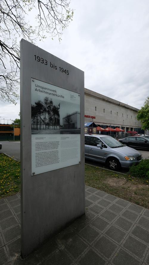 Mit einer Info-Stele erinnert die Stadt an die frühere Nutzung des Gebäudes. Sie ist Teil eines offiziellen Rundgangs über das Reichsparteitagsgelände.