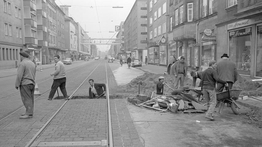 Ein Bild, daß sich den Passanten häufiger bietet: aufgegrabene Gehsteige – wie hier an der Landgrabenstraße – sind ein Zeichen dafür, daß die EWAG die elektrischen Hausanschlüsse verstärkt. Hier geht es zum Kalenderblatt vom 28. April 1968: Die Mieter müssen zahlen