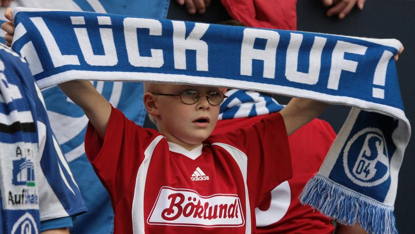 ...allerdings hört man ihn heute wohl eher im Fußballstadion als auf der Straße. So werden die Fans bei Heimspielen des FC Schalke 04 noch immer mit einem recht herzlichen "Glück auf" in Gelsenkirchen begrüßt.