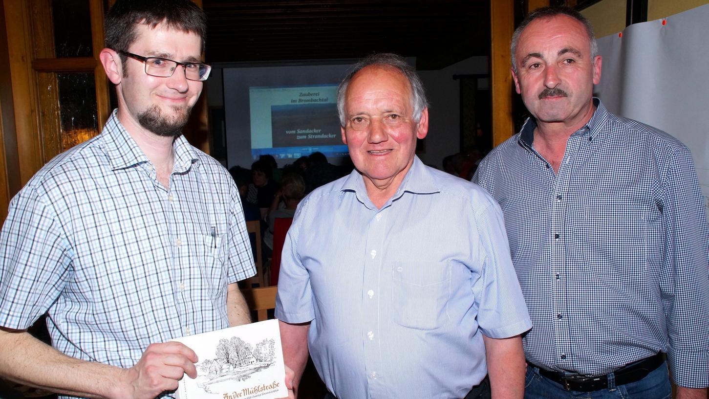 Fritz Walter (Mitte) bedankte sich bei Dr. Daniel Schönwald (rechts) und Friedrich Kolb.
