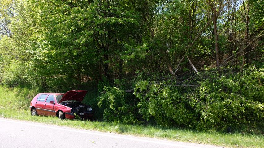 VW-Fahrerin nach Kollision mit Baum nur leicht verletzt