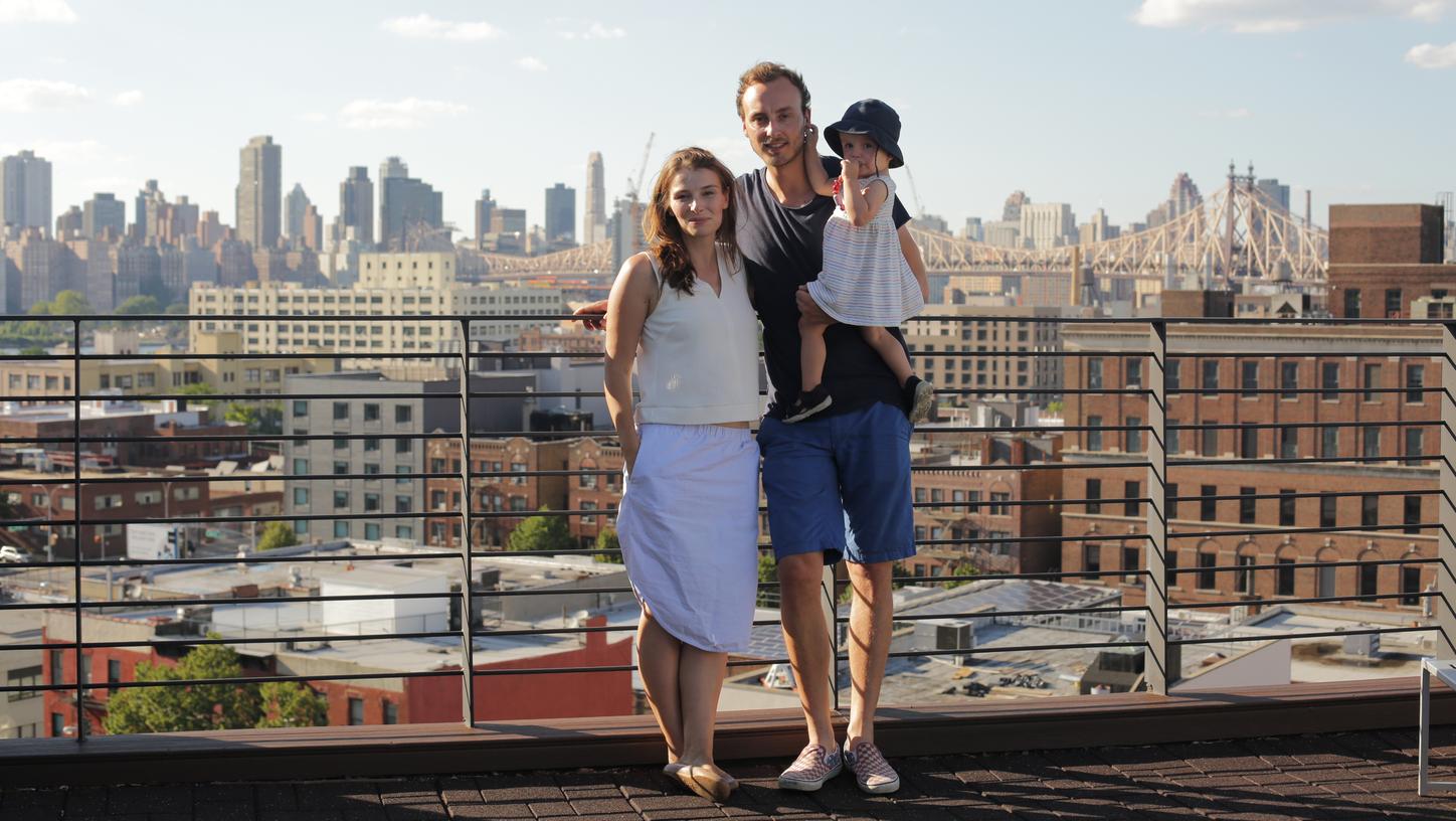 Was für eine Aussicht! Fototermin auf dem Dach eines Hauses in Long Island City, in dem die Zeltner-Familie zeitweise eine Wohnung hatte. Im Hintergrund ist die Skyline von Manhattan zu sehen.