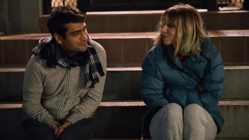 Die Liebesdramödie "The Big Sick" stellt in vielerlei Hinsicht eine Besonderheit dar. Der Film über den pakistanischen Einwanderer Kumail Nanjiani, der in den USA als Stand-Up-Comedian groß herauskommen will, basiert auf wahren Begebenheiten und dreht sich um Kumails Beziehung zu Emily, die er bei einem seiner Auftritte kennenlernt. Nach zaghaften Annäherungen werden die beiden ein Paar und machen das typische Auf und Ab einer Beziehung durch - bis es zum großen Streit kommt. Kumail verschwieg Emily seinen konservativen Eltern, die eine Pakistanerin für ihn vorgesehen hatten. Kurz danach fällt Emily überraschend ins Koma. Doch Kumail weicht nicht von ihrer Seite... Nanjiani und Emily V. Gordon sind im echten Leben mittlerweile verheiratet. Zusammen schrieben sie die romantische Komödie, die auf ihren Erlebnissen basiert. Wie aus dem Nichts wurde der Film, an dem Amazon mitproduzierte, 2018 für einen Drehbuch-Oscar nominiert. "The Big Sick" balanciert mühelos zwischen urkomischen und erschütternd traurigen Momenten, beleuchtet dabei das Leben eines US-Immigranten und vermeidet gängige Genre-Klischees. Ein absoluter Geheimtipp für alle, die den Kinostart im November 2017 verpasst haben. Die Liebesdramödie "The Big Sick" stellt in vielerlei Hinsicht eine Besonderheit dar. Der Film über den pakistanischen Einwanderer Kumail Nanjiani, der in den USA als Stand-Up-Comedian groß herauskommen will, basiert auf wahren Begebenheiten und dreht sich um Kumails Beziehung zu Emily, die er bei einem seiner Auftritte kennenlernt. Nach zaghaften Annäherungen werden die beiden ein Paar und machen das typische Auf und Ab einer Beziehung durch - bis es zum großen Streit kommt. Kumail verschwieg Emily seinen konservativen Eltern, die eine Pakistanerin für ihn vorgesehen hatten. Kurz danach fällt Emily überraschend ins Koma. Doch Kumail weicht nicht von ihrer Seite... Nanjiani und Emily V. Gordon sind im echten Leben mittlerweile verheiratet. Zusammen schrieben sie die romantische Komödie, die auf ihren Erlebnissen basiert. Wie aus dem Nichts wurde der Film, an dem Amazon mitproduzierte, 2018 für einen Drehbuch-Oscar nominiert. "The Big Sick" balanciert mühelos zwischen urkomischen und erschütternd traurigen Momenten, beleuchtet dabei das Leben eines US-Immigranten und vermeidet gängige Genre-Klischees. Ein absoluter Geheimtipp für alle, die den Kinostart im November 2017 verpasst haben.