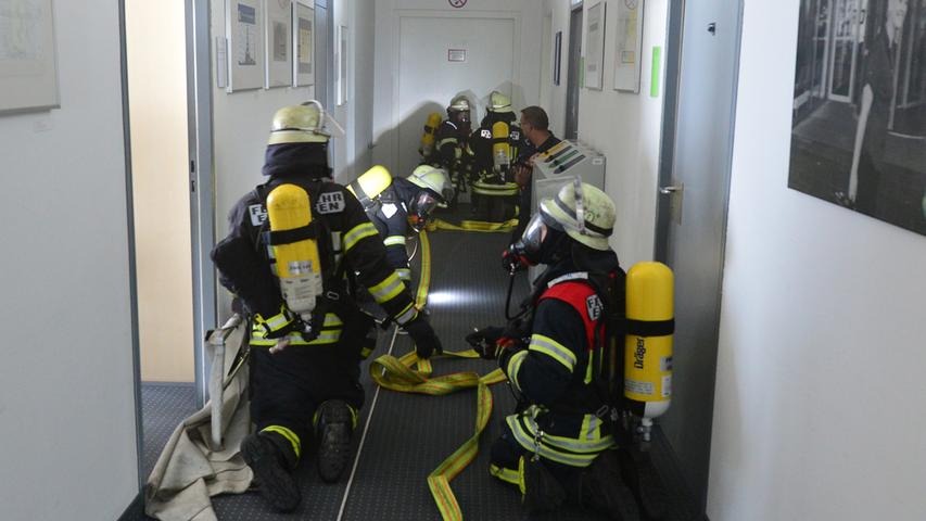 Mit Drehleiter und Atemschutz: Feuerwehrübung im Erlanger Rathaus