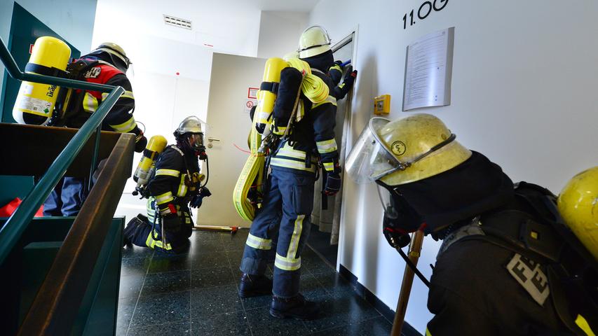 Mit Drehleiter und Atemschutz: Feuerwehrübung im Erlanger Rathaus