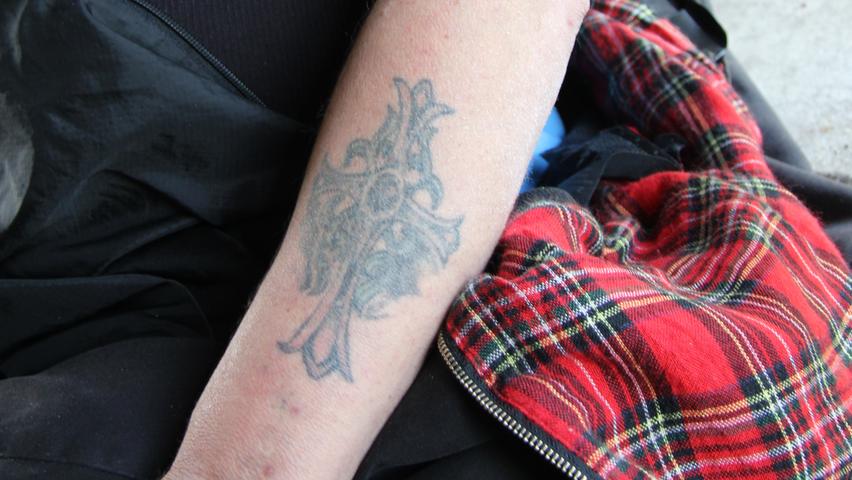 "Dieses Tattoo gibt es nur zwei Mal auf der Welt", sagt Sven und deutet auf das Keltenkreuz auf seinem Unterarm. Ein griechischer Porzellanmaler habe den Entwurf angefertigt, nun tragen das Ergebnis er und ein Freund von ihm auf ihrer Haut. Warum ein Keltenkreuz? "Ich stehe einfach auf Kelten."