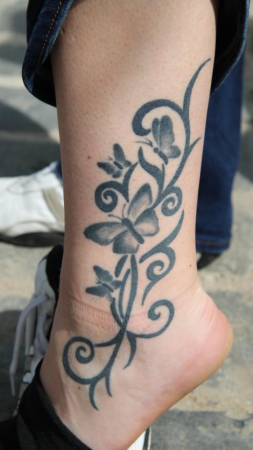 Diese Blumenranke ziert das Bein von Stefanie. Ein ganz ähnliches Kunstwerk findet sich auf...