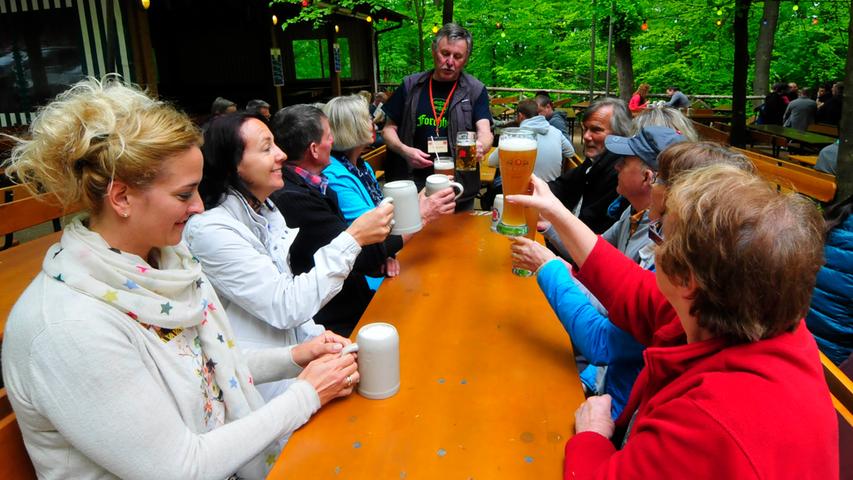 Bier, Brotzeit und Geselligkeit: Der Forchheimer Kellerwald ist eröffnet