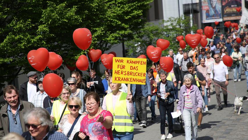 Gegen Klinik-Schließung: Demonstranten zeigen Herz für Hersbruck