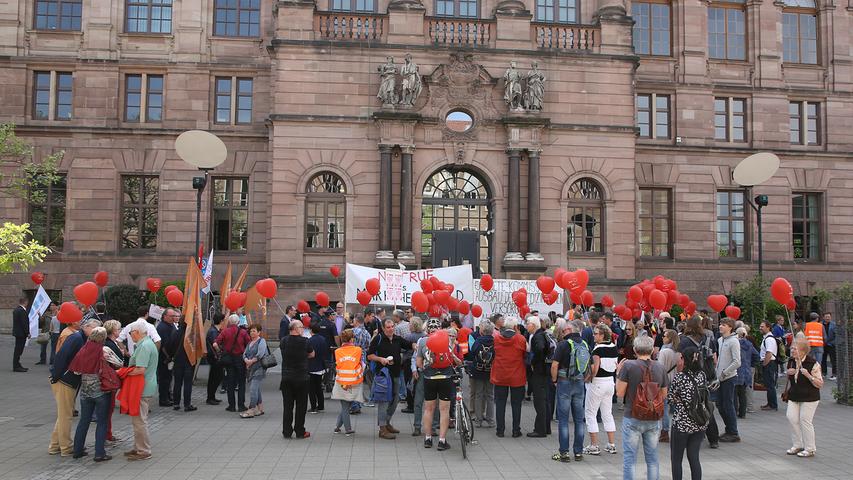 Gegen Klinik-Schließung: Demonstranten zeigen Herz für Hersbruck
