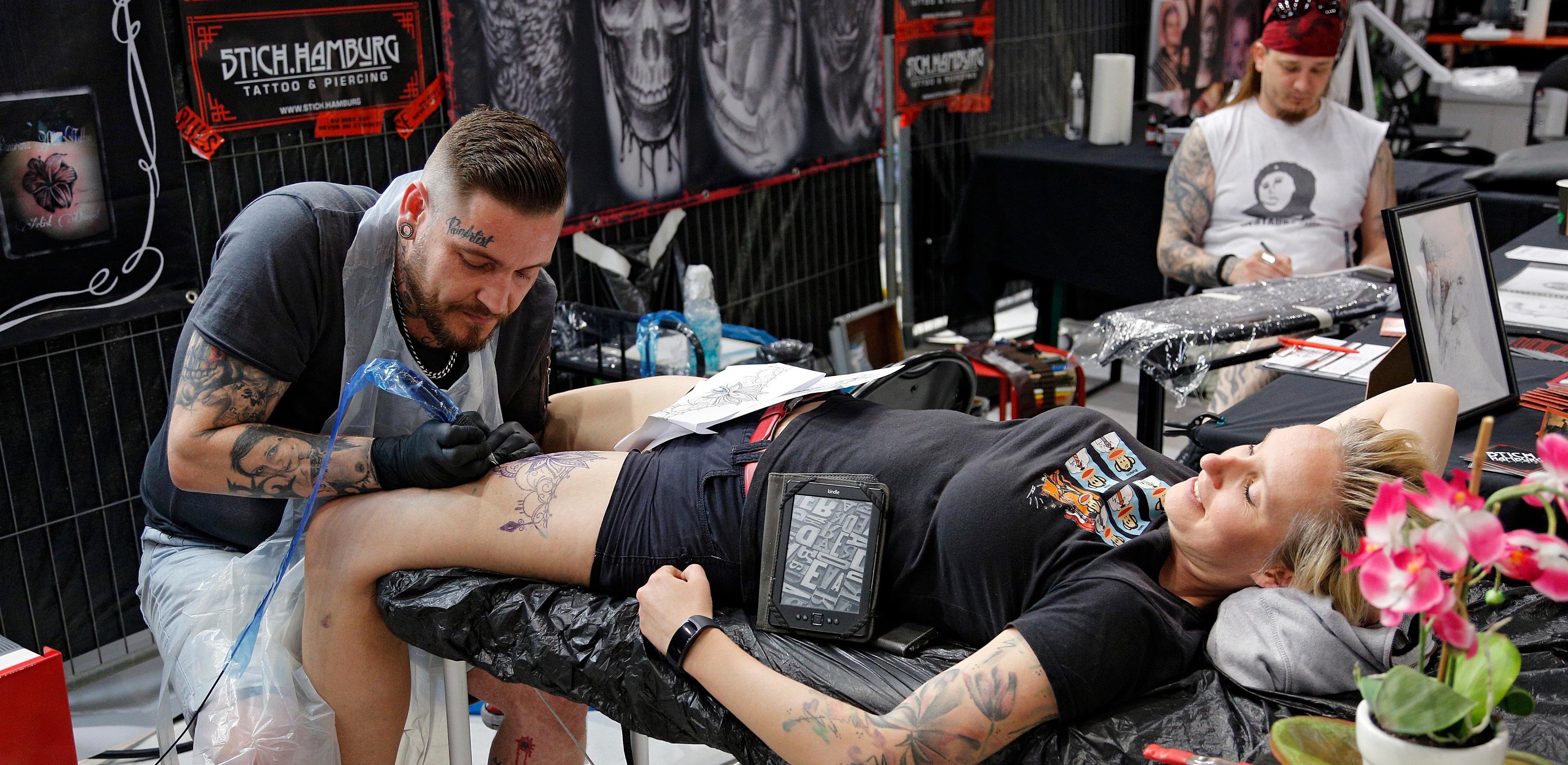 Schmerzhaft und farbenfroh Die Tattoo Expo in Nürnberg Nürnberg