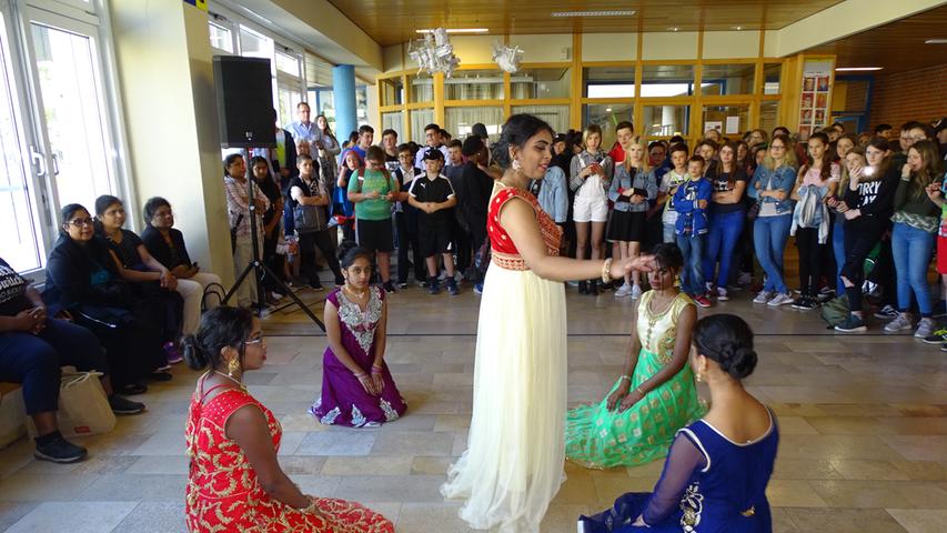 Ein Augenschmaus für die Zuschauer war der Auftritt einer Tanzcompany aus Sri Lanka in landestypischen Gewändern.