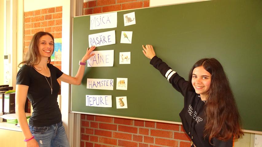 Sprachkurs einmal anders: Lehrerin Rebecca Doppelhammer lernt von ihrer 13-jährigen Schülerin Andrea aus Rumänien, was Pasare auf Deutsch heißt.