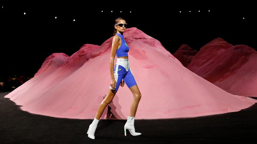 Rihanna, einst als R&B-Sängerin bekannt geworden, sollte mit ihrer Kollektion dafür sorgen, dass Puma-Sportlifestyle-Produkte wieder mehr bei jungen Frauen gefragt sind. Die auch als Modedesignerin tätige Unternehmerin stellte die Puma-Linie "Fenty" 2016 in New York vor - und sie war auch schon zu Besuch in Herzogenaurach.