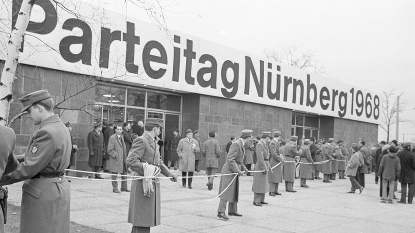Kein Durchkommen mehr: Polizisten riegeln den Parteitag der SPD in der Meistersingerhalle ab. Hier geht es zum Kalenderblatt vom 2. Mai 1968: "Schon bald Anklage."