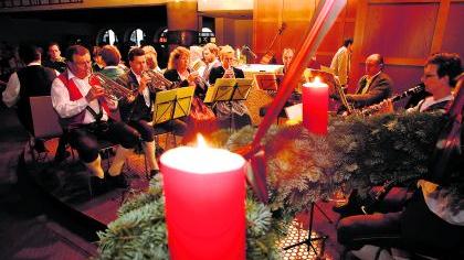 Unter der Schirmherrschaft von Oberbürgermeister Siegfried Balleis und Bürgermeister Gerd Lohwasser fand dieser Tage in St. Theresia die „Fränkische Weihnacht“ statt. Vier Musikgruppen sowie Irmgard Mayer an der Orgel waren dieses Mal dabei und sorgten für eine schöne weihnachtliche Stimmung. Zwischen den Musikstücken trug Steffi Zachmeier vom Bayerischen Rundfunk die Weihnachtsgeschichte in fränkischer Mundart vor. Zum Schluss sprach Pfarrer Udo Zettelmeier den Dank und Segen. Die teilnehmenden Musikgruppen waren die Tabakschdozzl-Musikanten, der Hammerbacher Singkreis, die Alterlanger Stubnmusik und das Duo Pötzsch/Zachmeier. Die eingegangenen Spenden kommen schließlich der Sanierung der Orgel zugute. Foto: André De Geare Unter der Schirmherrschaft von Oberbürgermeister Siegfried Balleis und Bürgermeister Gerd Lohwasser fand dieser Tage in St. Theresia die „Fränkische Weihnacht“ statt. Vier Musikgruppen sowie Irmgard Mayer an der Orgel waren dieses Mal dabei und sorgten für eine schöne weihnachtliche Stimmung. Zwischen den Musikstücken trug Steffi Zachmeier vom Bayerischen Rundfunk die Weihnachtsgeschichte in fränkischer Mundart vor. Zum Schluss sprach Pfarrer Udo Zettelmeier den Dank und Segen. Die teilnehmenden Musikgruppen waren die Tabakschdozzl-Musikanten, der Hammerbacher Singkreis, die Alterlanger Stubnmusik und das Duo Pötzsch/Zachmeier. Die eingegangenen Spenden kommen schließlich der Sanierung der Orgel zugute. Foto: André De Geare