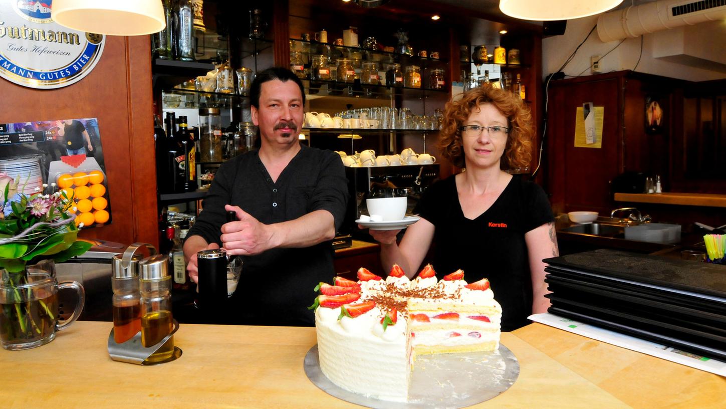 Sie hat sich mit dem Stadt Café in der Hauptstraße von Ebermannstadt einen Traum erfüllt: Kerstin Gößl, hier mit ihrem Partner Vladimír Kloz.