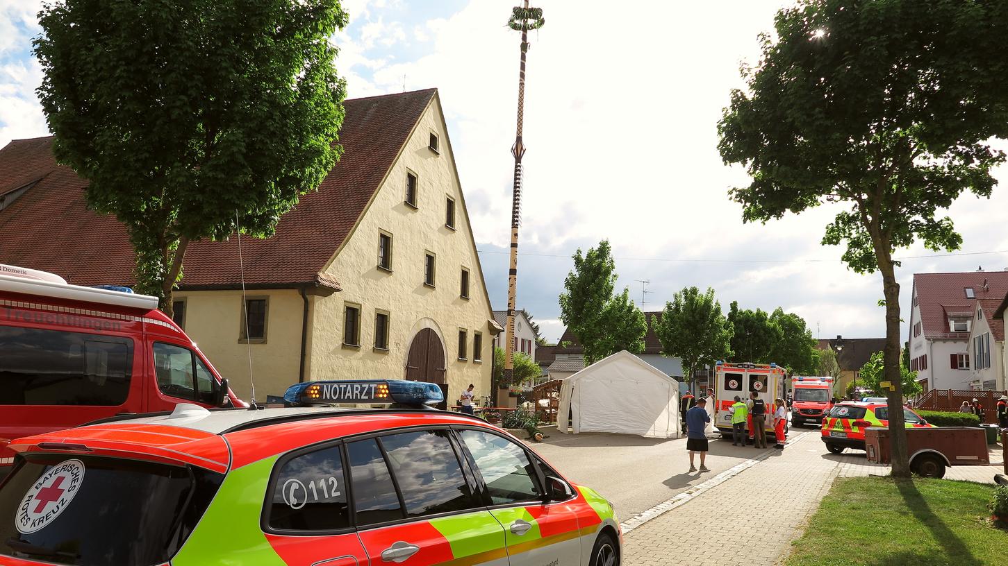 Ein rund fünf Meter langes Stück des Maibaums (links) traf die junge Frau am Kopf. Für die 29-Jährige kam jede Hilfe zu spät. Ein rund fünf Meter langes Stück des Maibaums (links) traf die junge Frau am Kopf. Für die 29-Jährige kam jede Hilfe zu spät.