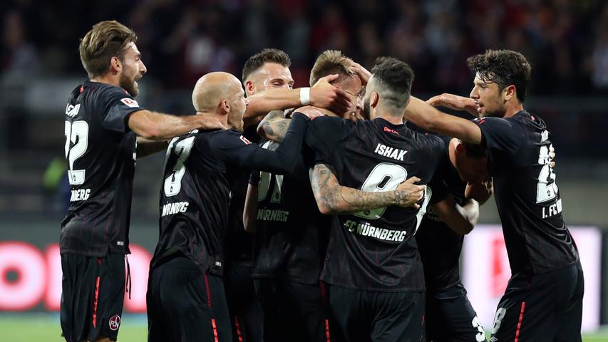 Das Führungstor des FCN - bei Abpfiff heißt es in Nürnberg 2:0 gegen die Niedersachsen - stellt den Brustlöser gegen Braunschweig dar. Und die Ouvertüre zum Aufstieg. Einen Spieltag später in Sandhausen macht der Club nach vier vergleichsweise tristen Jahren in Liga zwei seine Rückkehr in Deutschlands höchste Spielklasse klar. Ein bisschen glaubt man immer noch das Torholz zu hören, neben dem Petraks Schuss in Nürnberg einschlägt. Das Zischen und Klopfen. Auch rund drei Jahre später noch. Tock, Tock, Tock!
Das Führungstor des FCN - bei Abpfiff heißt es in Nürnberg 2:0 gegen die Niedersachsen - stellt den Brustlöser gegen Braunschweig dar. Und die Ouvertüre zum Aufstieg. Einen Spieltag später in Sandhausen macht der Club nach vier vergleichsweise tristen Jahren in Liga zwei seine Rückkehr in Deutschlands höchste Spielklasse klar. Ein bisschen glaubt man immer noch das Torholz zu hören, neben dem Petraks Schuss in Nürnberg einschlägt. Das Zischen und Klopfen. Auch rund drei Jahre später noch. Tock, Tock, Tock!