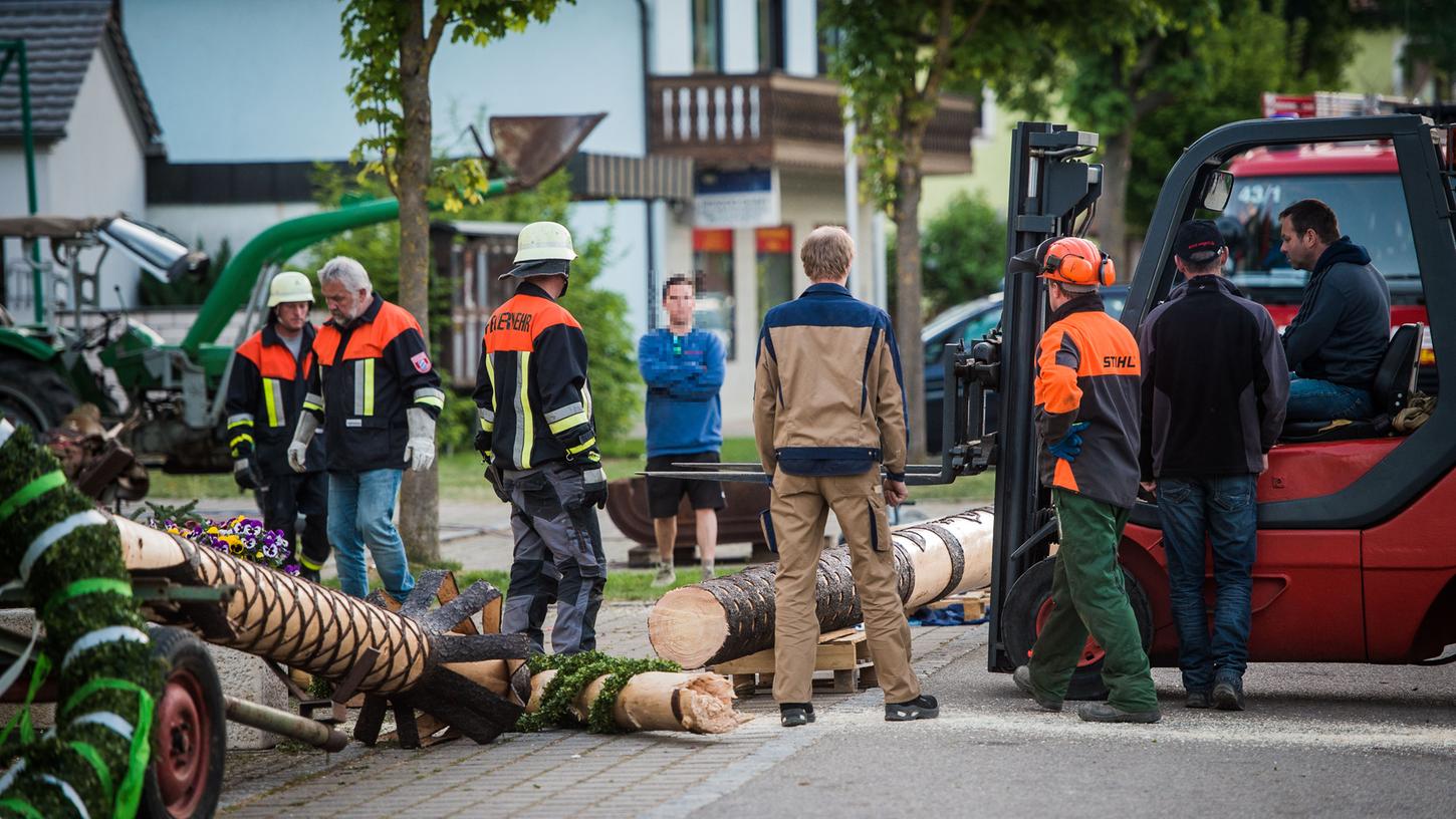 Am 30. April brach die Spitze des Maibaums von Wettelsheim nach dem Aufstellen ab und erschlug eine 29-Jährige. Am 30. April brach die Spitze des Maibaums von Wettelsheim nach dem Aufstellen ab und erschlug eine 29-Jährige.