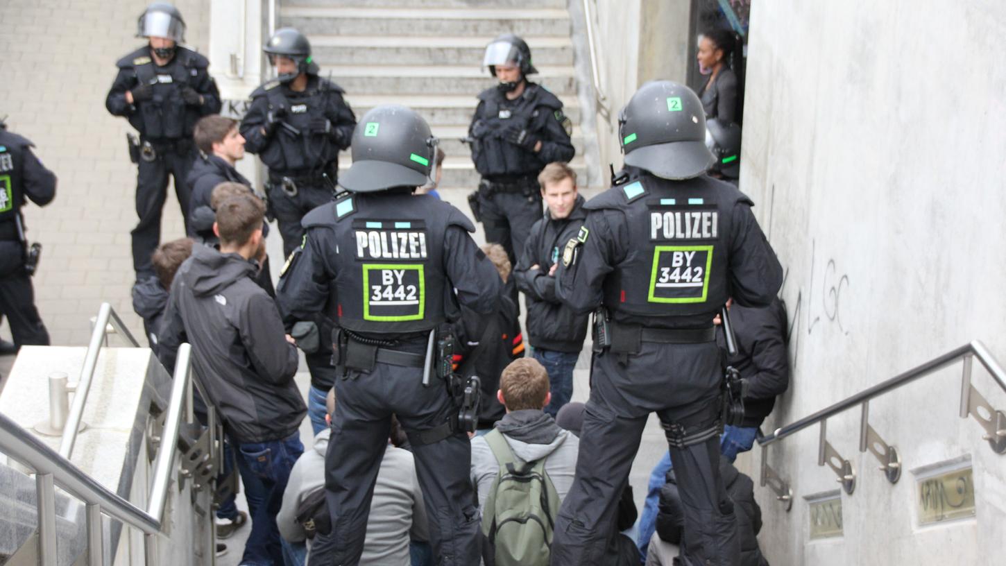Die Entscheidung der Stadt Fürth, Pegida und die Gegendemonstration parallel laufen zu lassen, sorgte schon im Vorfeld für Empörung. Die Polizei war mit einem Großaufgebot vor Ort. 