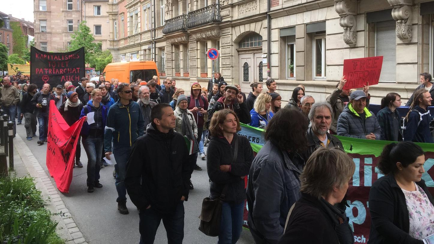 Gerechnet hatten die Veranstalter mit etwa 3000 Teilnehmern. Am Ende waren es ein paar hundert Menschen, die sich ab 11.30 Uhr an der Ecke Bauerngasse/Gostenhofer Hauptstraße zur "Revolutionären 1. Mai Demonstration" versammelt hatten.