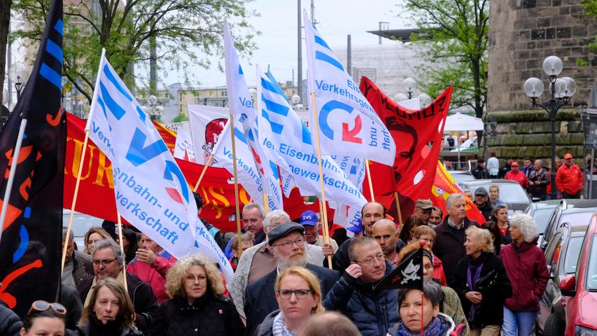 Raus zum 1. Mai: Demonstranten ziehen durch Nürnberg