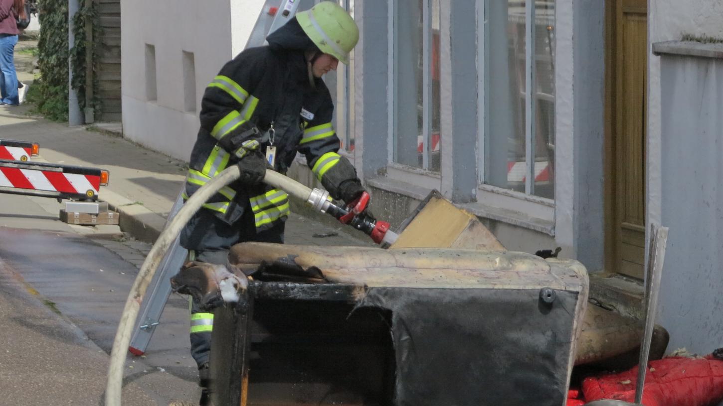 Feuerwehralarm gab es am Dienstagnachmittag in der Spitalstraße in Gunzenhausen nördlich der Altstadt. Nachbarn hatten schwarzen Rauch aus einem Haus gesehen und die Einsatzkräfte alarmiert. Schon bald stellte sich heraus, dass ein Sofa brannte.