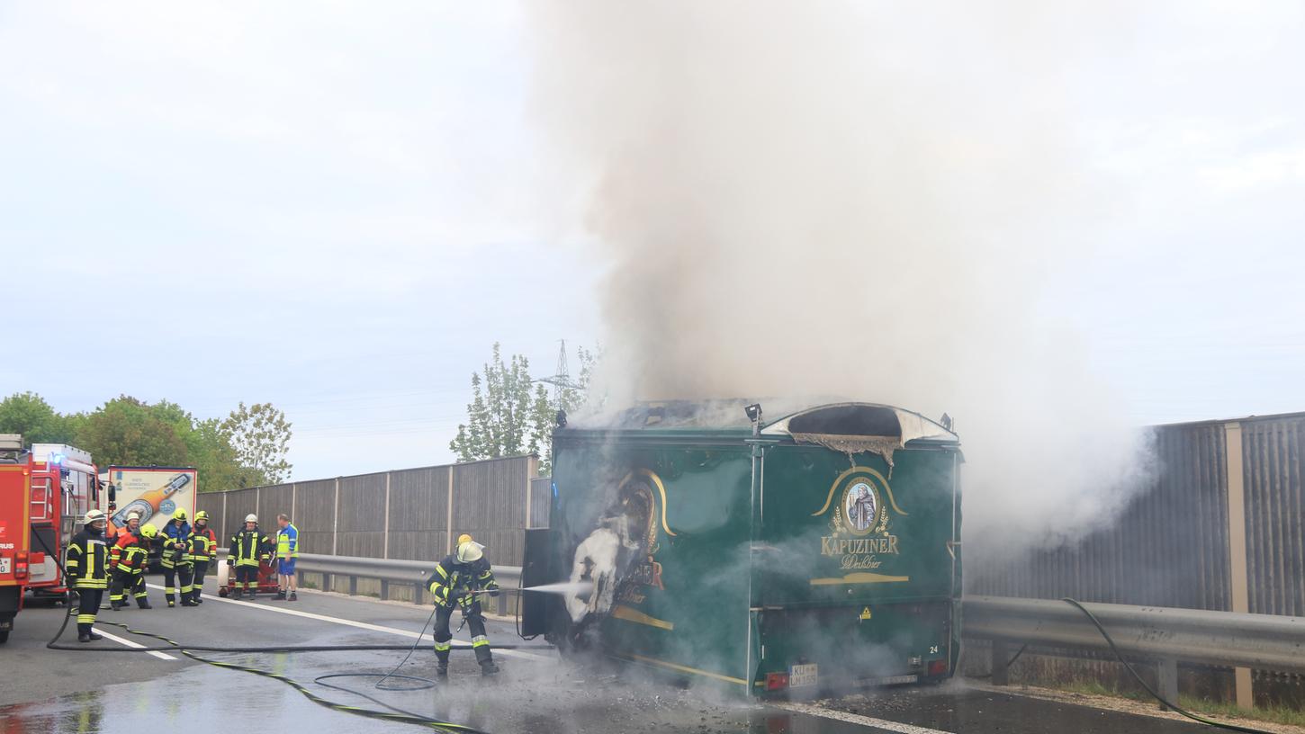 Auf der A70 fing am Mittwochmorgen ein Ausschankwagen für Bier Feuer.