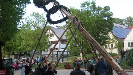 Zunftzeichen und Zier: Die Maibäume rund um Gunzenhausen Zunftzeichen und Zier: Die Maibäume rund um Gunzenhausen