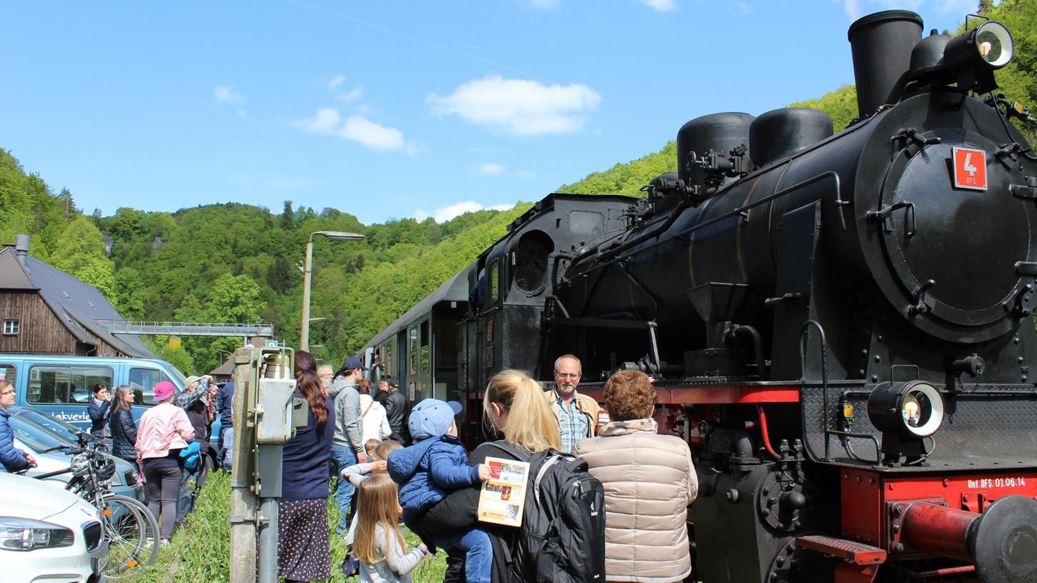 Zahlreiche Fahrgäste und Hobbyfotografen lockte die Dampfbahn bei ihrem Saisonauftakt am 1. Mai an. Hier die fauchende Abfahrt im Bahnhof Behringersmühle Richtung Ebermannstadt.