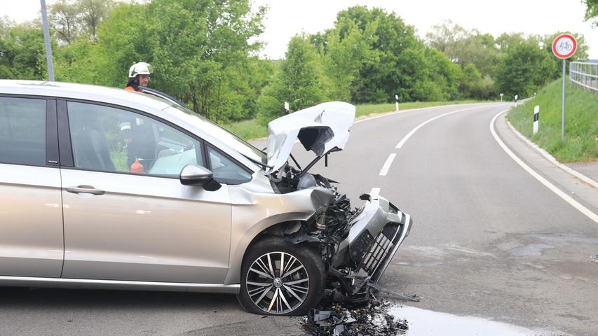 Autos schwer beschädigt: Frontalkollision in der Nähe von Bamberg 