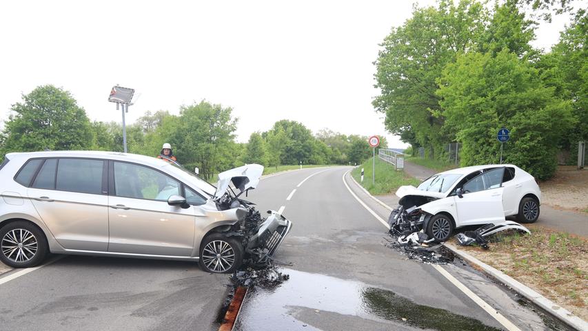 Autos schwer beschädigt: Frontalkollision in der Nähe von Bamberg 