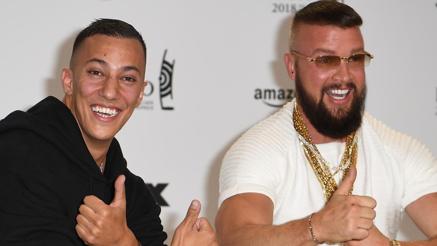 Farid Bang (links) und Kollegah haben sich mit ihren umstrittenen Liedzeilen nicht strafbar gemacht. Für die Musikrichtung gelte die in der Verfassung verankerte Kunstfreiheit.