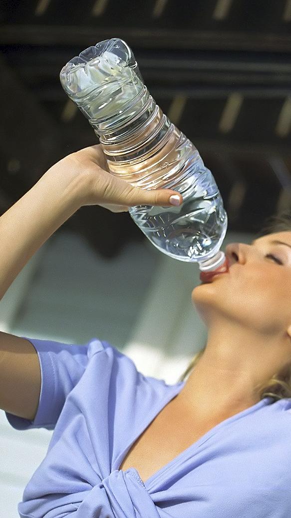 "Trinken, trinken, trinken!" lautet die Devise bei hochsommerlichen Temperaturen. Vor allem viel Wasser und ungezuckerte Getränke sind nötig, um den natürlichen Abkühlungsmechanismus des Körpers am Laufen zu halten. Kalte Tees bieten eine gesunde Alternative mit Geschmack. Denn: je mehr wir schwitzen, umso mehr Flüssigkeit verlieren wir auch. Die "Deutsche Presse-Agentur" (dpa) empfiehlt ein Glas pro Stunde - auch, wenn Sie keinen Durst haben. Sobald das Gefühl von Durst einsetzt, habe der Körper demnach schon zu viel Flüssigkeit verloren.