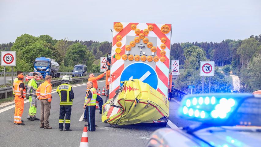 Bei Bamberg: Sattelzugfahrer rast in Absicherungsanhänger 