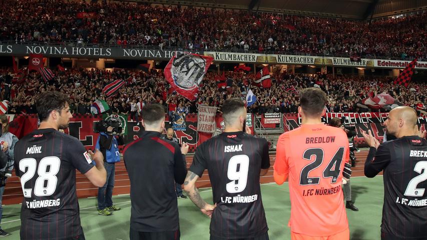Denn 2017/18 präsentiert sich der Club als eine der stabilsten Mannschaften in einer sonst wilden 2. Bundesliga. Zu seinem 118. Geburtstag steht der FCN kurz vor dem Aufstieg ins Fußball-Oberhaus - sehr zur Freude der leidenschaftlichen Fans.