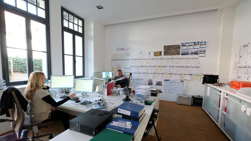 "Mehr Raum, mehr Licht": Klaus Berg und seine Kollegin sind begeistert von ihren großzügigen Büroräumen. Dank gläserner Trennwände blieb der Loftcharakter in der ehemaligen Metallfabrik in der Fichtestraße erhalten.
