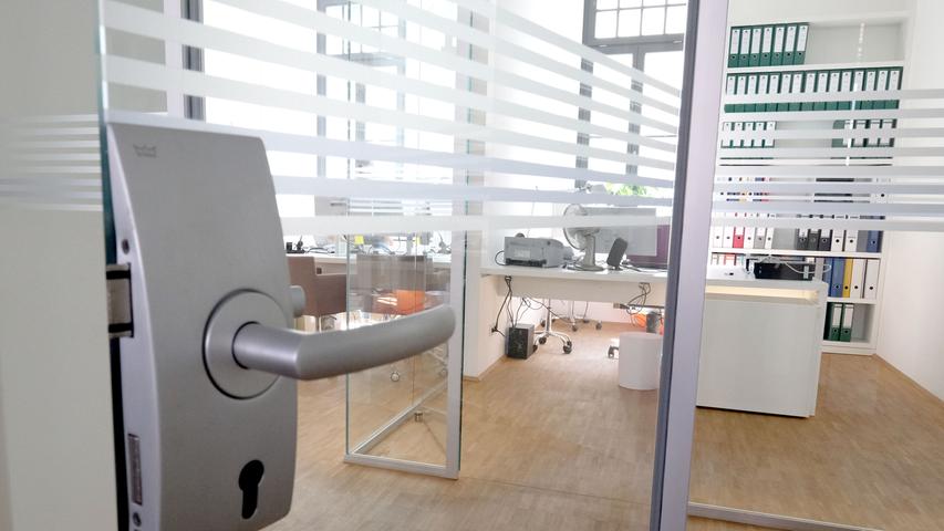 Gläserne Wände und Türen sorgen für Durchblick in den Büros der Immobilienfirma Eurag.