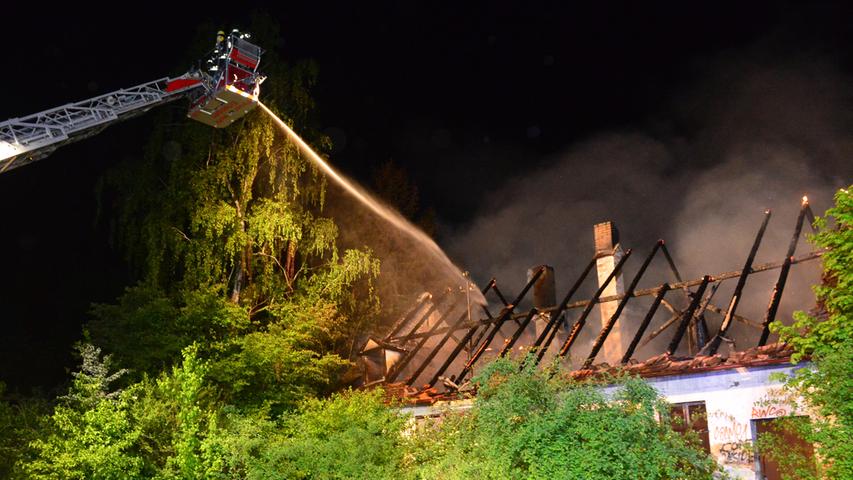 Brand in Eltersdorf: Leer stehendes Gebäude im Flammen