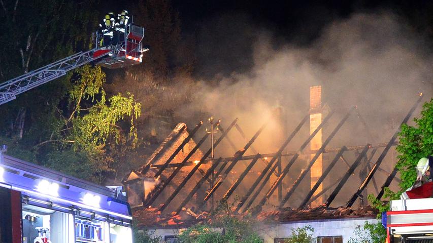 Brand in Eltersdorf: Leer stehendes Gebäude im Flammen