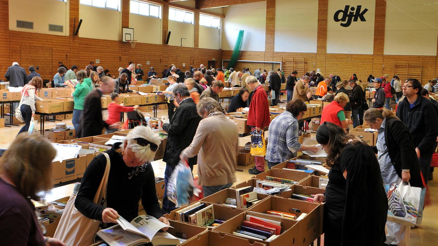 In der DJK-Halle in Abenberg werden beim Buchflohmarkt Zigtausende Exemplare angeboten (Archivfoto).