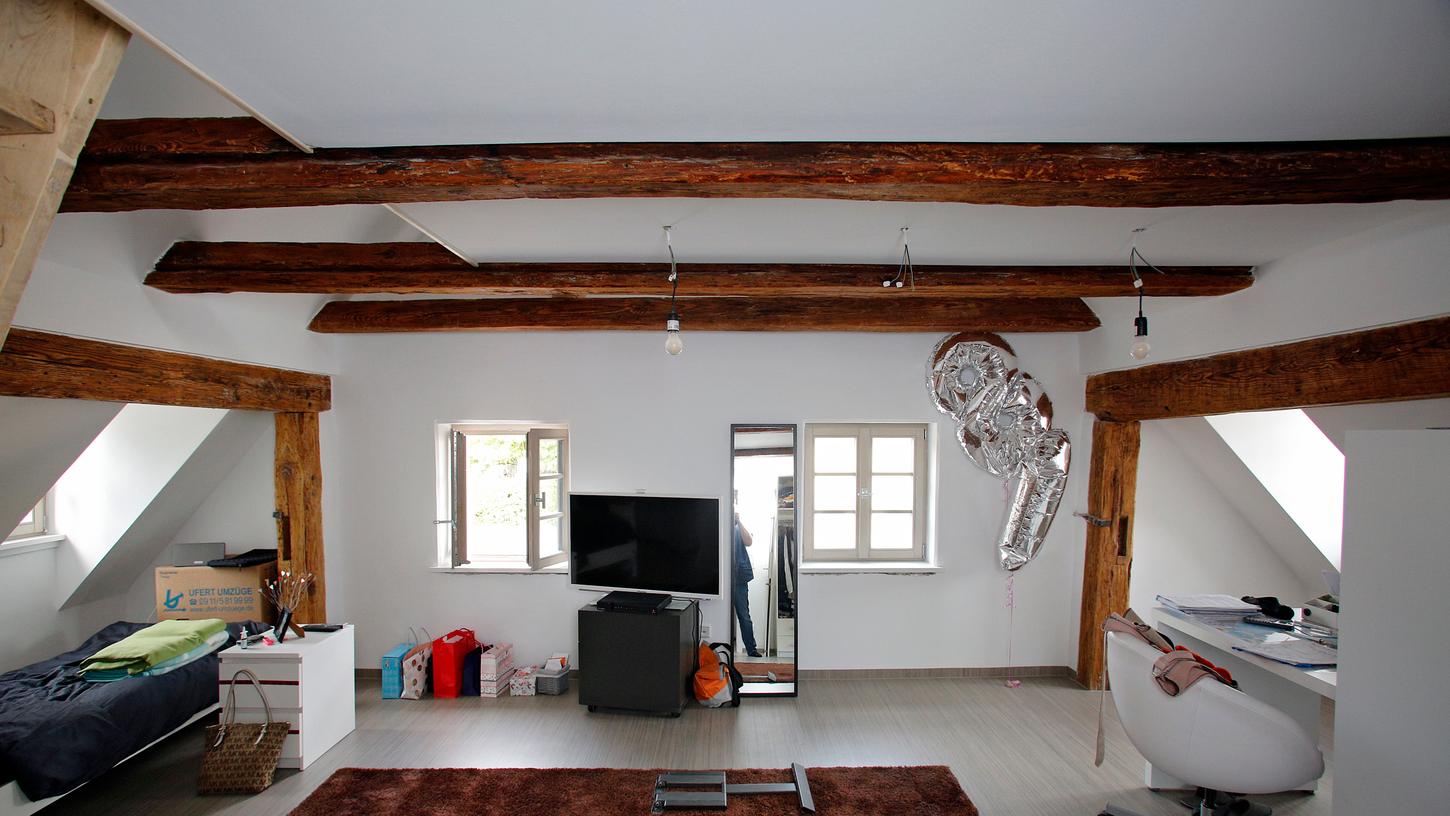 Helle, weite Räume auch unter dem Dach: Die weiß getünchten Wände vermitteln auch in kleinen Zimmern ein Gefühl von Licht und Weite.