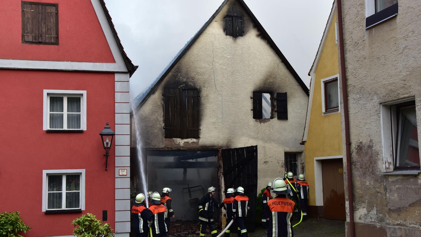Als in Spalt die Scheune schon lichterloh brannte, saß im angrenzenden Wohnhaus noch eine Familie in der Küche. Felix Bergmann und Kai Engelhard konnten sie schließlich aus dem Haus holen.