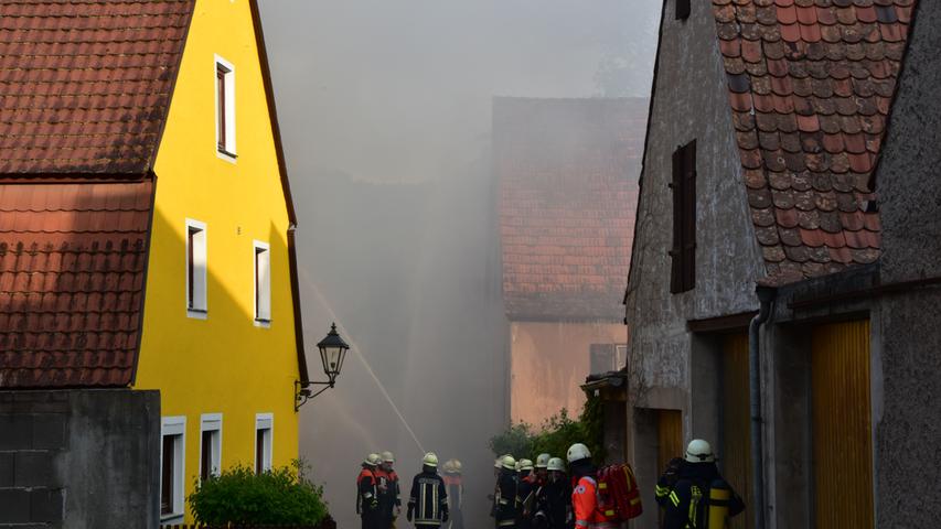 Dichte Rauchwolken: Feuerwehr bekämpft Brand in der Spalter Altstadt