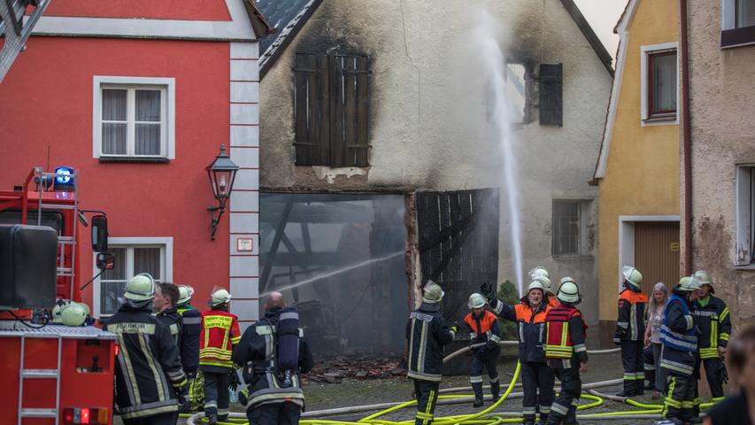 Dichte Rauchwolken: Feuerwehr bekämpft Brand in der Spalter Altstadt