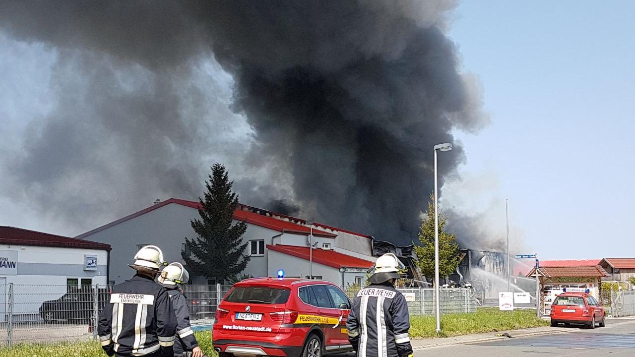 Im Industriegebiet in Wilhelmsdorf bot sich den Feuerwehren am Samstagnachmittag ein verheerendes Bild. Eine Schreinerei war in Vollbrand geraten. 