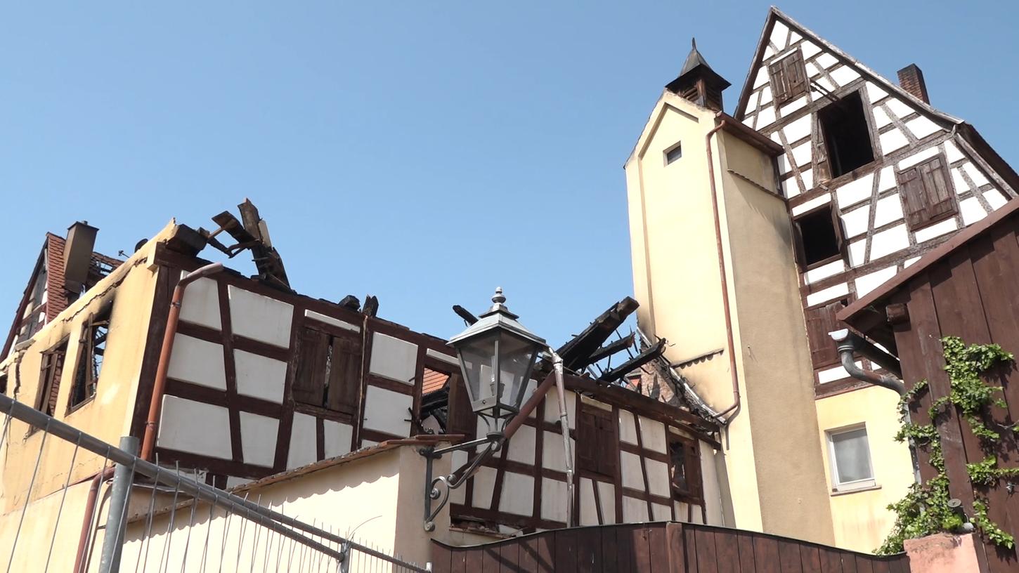 Am Tag nach dem Großbrand in der Altstadt von Spalt ragen verkohlte Holzbalken aus den Ruinen der vier zerstörten Häuser. Der Schaden geht in die Millionenhöhe.