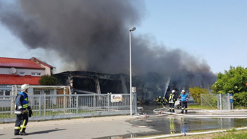 Großeinsatz in Wilhelmsdorf: Zimmerei stand komplett in Flammen
